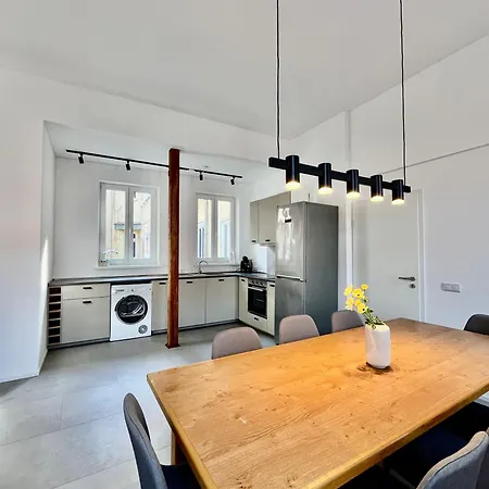 Zentrale Altstadtferienwohnung - Ruhig I Grosse Terrasse I Kostenfreier Parkplatz I Trockner I Xxl Bett *