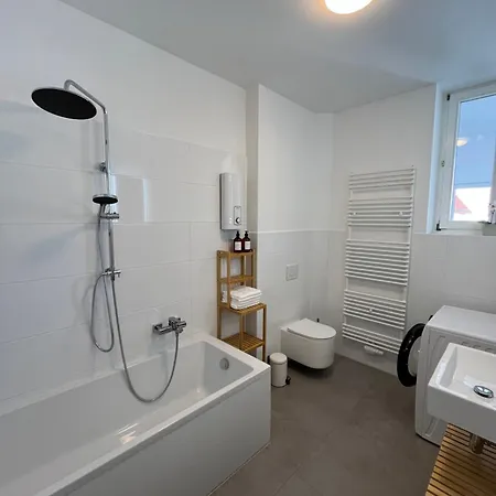 Zentrale Altstadtferienwohnung - Ruhig I Grosse Terrasse I Kostenfreier Parkplatz I Trockner I Xxl Bett Lägenhet Erfurt