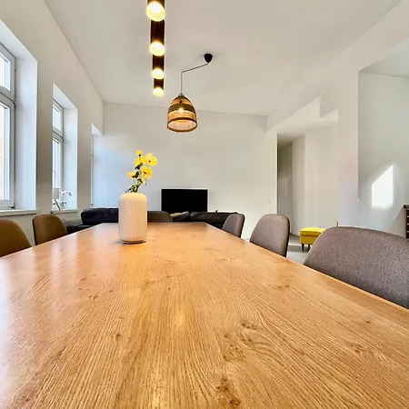 Zentrale Altstadtferienwohnung - Ruhig I Grosse Terrasse I Kostenfreier Parkplatz I Trockner I Xxl Bett Lägenhet